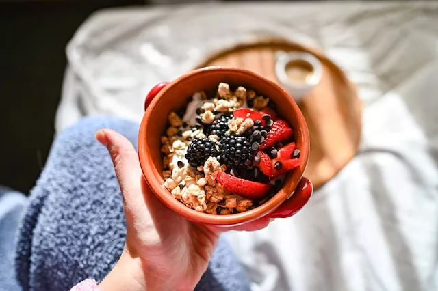 Fast Eating Habits - Reduce Bloating by Slowing Down